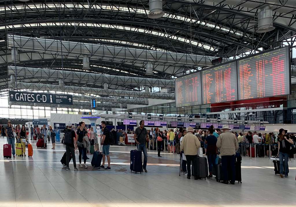 aeroport-de-prague-ruzyne-en-juillet-2019-terminal-2-19362d-1024