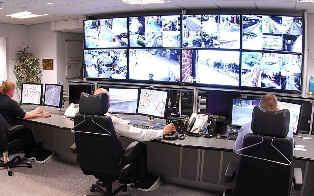 Sécuriser un site professionnel 24h/24 : comment articuler rondes mobiles, gardiennage et télésurveillance humaine ?